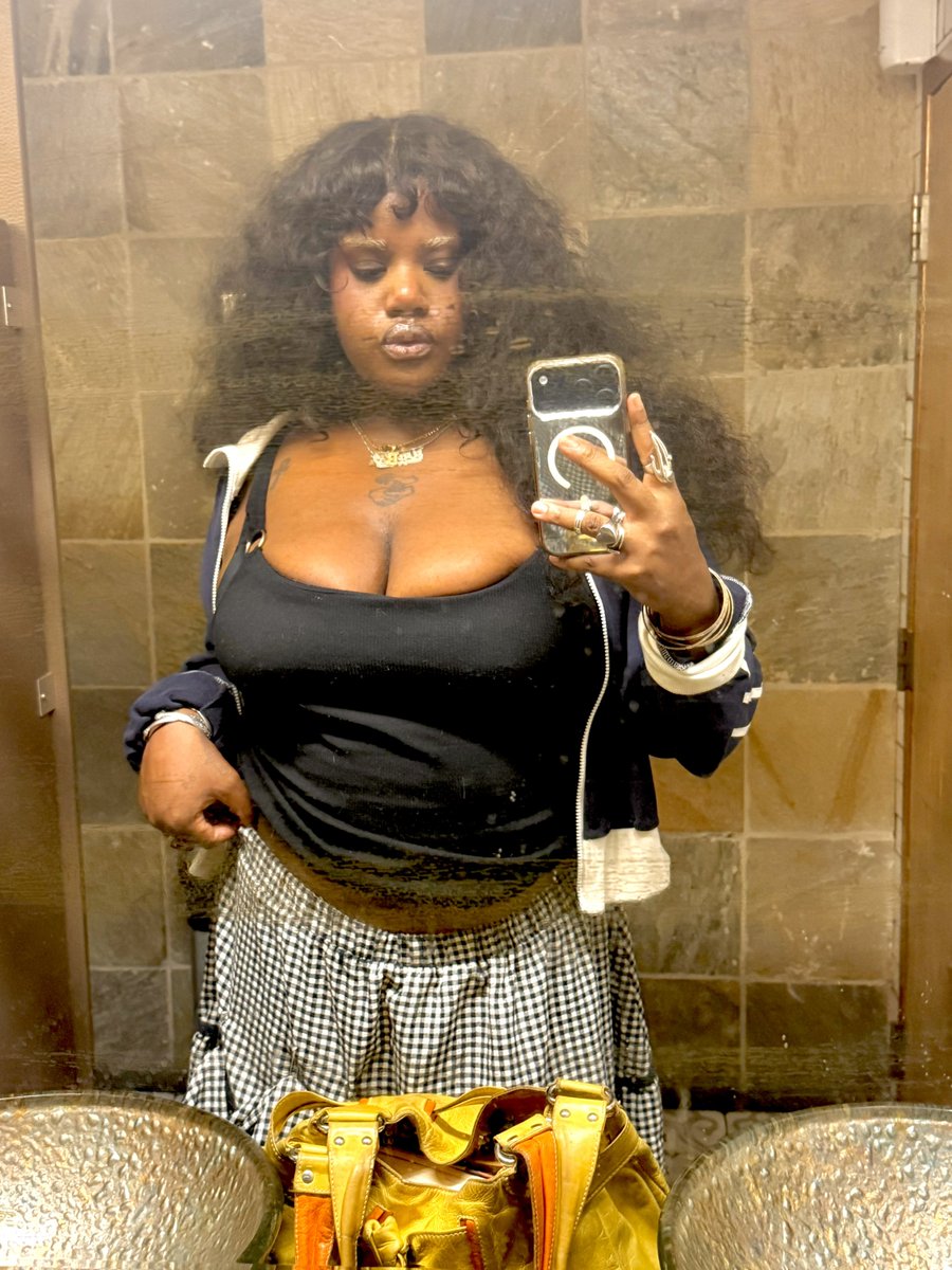 boostmobile5G's tweet photo. 4 pina coladas in babbyyyy, who’s scared 😳 https://t.co/k90IuZlA0v