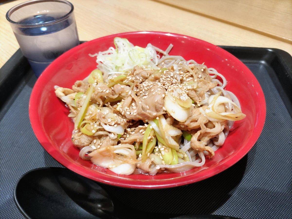 coret_omo_st's tweet photo. １週間おつかれ様でした✨

富士そばさんで冷し肉ネギ塩そばを😋
＃夏にうれしい涼の一杯
＃富士そば https://t.co/4GqaIs7CmA