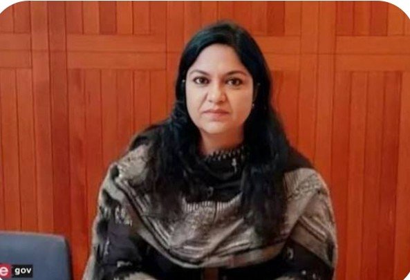 Sheetal2242's tweet photo. क्या ज़बरदस्त जॉब सिक्योरिटी है

> ये पूजा सिंघल हैं, 2000 बैच की IAS अधिकारी (झारखंड कैडर)
> इन्होंने ऑल इंडिया रैंक 10 हासिल की और 21 साल की उम्र में भारत की सबसे कम उम्र की IAS अधिकारी बनीं
> 2022 में MGNREGA और माइनिंग लीज़ घोटाले के आरोप में ED ने इन्हें गिरफ़्तार किया
> ED के मुताबिक, 36 करोड़ रुपये नकद और 82 करोड़ रुपये की अचल संपत्ति ज़ब्त की गई
> इन्होंने न्यायिक हिरासत में 2 साल और 4 महीने जेल में बिताए
> 2024 में ज़मानत मिली और नौकरी पर बहाल हुईं
> अभी (2026 में) ये झारखंड के IT और ई-गवर्नेंस विभाग की सचिव हैं
> इनके पास झारखंड कम्युनिकेशन नेटवर्क लिमिटेड के CEO का अतिरिक्त प्रभार भी है

सरकारें विभागों का नेतृत्व करने के लिए अधिकारियों को कैसे और किस आधार पर चुनती हैं?