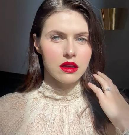 Giulia5ow8's tweet photo. @zardoyaholic A alexandra Daddario tem 40 anos e está belíssima. Essa foto é deste ano inclusive. https://t.co/QrmnEJSQZ6