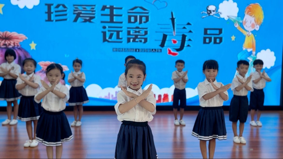 InvestChengmai's tweet photo. 🤗Chengmai has launched a series of engaging drug prevention education activities. Through interactive lessons, creative crafts, and rhythm-based activities, the program delivers anti-drug knowledge in a fun way for young children. It helps build self-protection awareness and supports healthy development, strengthening campus safety education in a child-friendly manner.