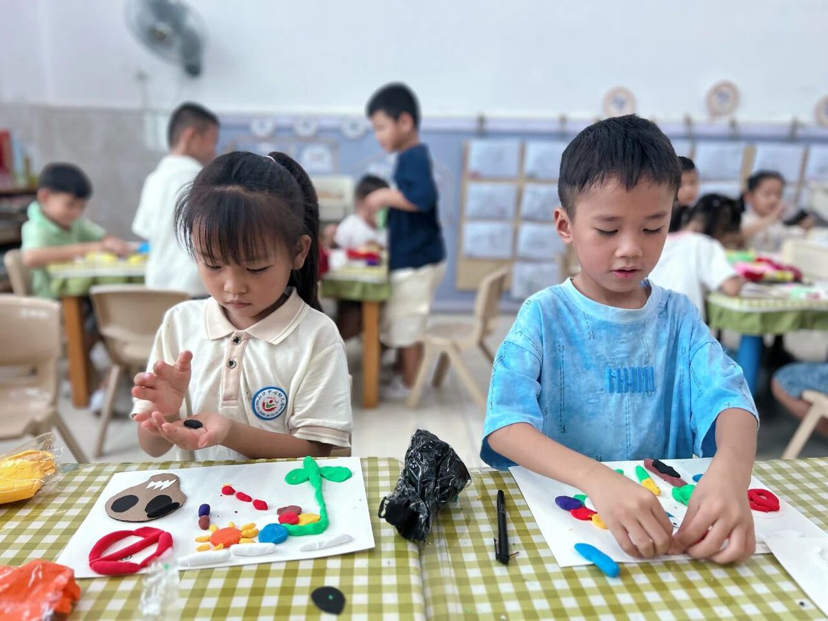 InvestChengmai's tweet photo. 🤗Chengmai has launched a series of engaging drug prevention education activities. Through interactive lessons, creative crafts, and rhythm-based activities, the program delivers anti-drug knowledge in a fun way for young children. It helps build self-protection awareness and supports healthy development, strengthening campus safety education in a child-friendly manner.
