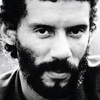djalmaaraujo18's tweet photo. Gonzaguinha foi um dos raros artistas brasileiros a transformar seus princípios em prática. Em vez de concentrar o cachê apenas para si, dividia os ganhos com toda a banda, demonstrando que o sucesso era fruto de um trabalho coletivo. Não havia espaço para a lógica do patrão e dos empregados, mas para o respeito, a solidariedade e o reconhecimento de que ninguém constrói uma grande obra sozinho. Sua música defendia justiça social; sua postura nos bastidores mostrava que ele procurava viver aquilo que cantava. Essa versão preserva o caráter de homenagem e reforça a coerência entre a obra e a postura de Gonzaguinha.