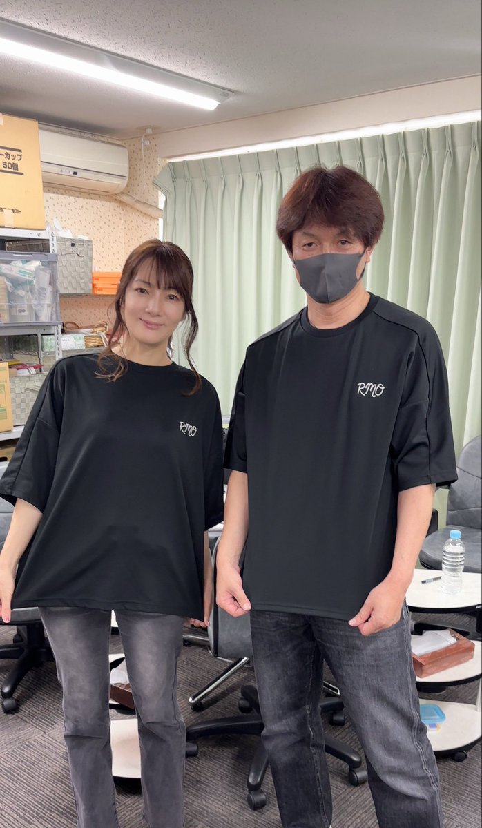 kurosawasaki's tweet photo. 🐻「次のゲスト、Tシャツで行こう！」

咲「🆗」

…完全にかぶった🤣 https://t.co/QcVXm9dePF
