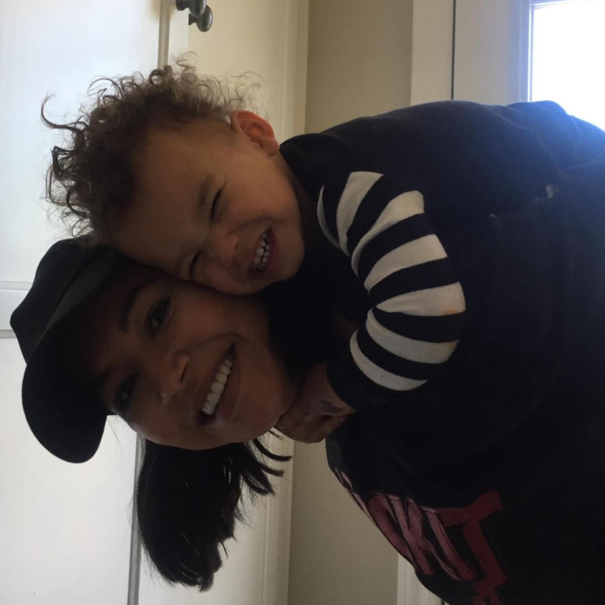 CentralGleeBr's tweet photo. Ryan Dorsey, ex-marido de Naya Rivera, falou sobre como Josey Rivera mantém a memória dela viva:

"Ele está fazendo aulas de piano há quase 1 ano, porque a mãe dele sempre dizia que se arrependeu de não aprender a tocar." Eles também cuidam de um jardim com o nome dela. ❤️ https://t.co/skp43O9Fct