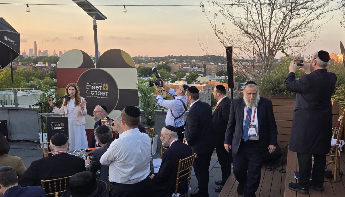 AlexRapaport's tweet photo. Nice meeting lots of friends at @AgudahNews Legislative meet-and-greet on the rooftop of #BrooklynSquare (https://t.co/6ct9BsprzV)

I came with my father @YosefRapaport in honor of @ysilber and he awarded @NYCCouncil speaker @JulieMenin a #Mezuza and well photographed by @jacobkornbluh of the @jdforward