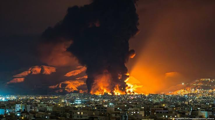 IrvingGatell's tweet photo. ¿Ha comenzado la guerra final entre Estados Unidos e Irán?

No se puede asegurar de manera categórica, pero hay indicios de que, esta vez, Estados Unidos querría ir hasta las últimas consecuencias o, por lo menos, provocar daños absolutos, desastrosos y contundentes al régimen iraní.

El principal indicio es que toda la etapa de alto al fuego sirvió para vaciar el Estrecho de Ormuz. Cientos de barcos cargados de petróleo estaban atrapados en la región debido a la amenaza iraní, y prácticamente han sido desalojados. Además, Estados Unidos ha reconocido que no hay nada que negociar con Irán, y los países árabes están hastiados de la situación y se han prevenido reforzando o creando rutas alternativas para sacar su petróleo, de tal modo que el Estrecho de Ormuz ya no es la única ruta de salida, y eso protege al mercado global de petróleo y gas.

Como corolario, el nuevo gobierno de Irak ha cambiado de bando abandonando a Irán y acercándose a los Estados Unidos, e Israel y Líbano han firmado un acuerdo de entendimiento para avanzar hacia la normalización de relaciones. Con ello, han dejado en claro que Irán no tendrá ningún tipo de influencia en Líbano, dejando a Hezbollá acorralado. Tal vez Hamas ya hizo una la lectura correcta de esta situación y por eso procedió a desarticularse como estructura política (aunque no ha dicho todavía que vaya a desarmarse), como intentando ver si con eso les alcanza para que les perdonen la vida.

Ni qué decir que los tres países protagonistas de este conflicto (Irán, Estados Unidos e Israel) aprovecharon todo este tiempo de relativa calma para reorganizarse militarmente. La diferencia es que Estados Unidos e Israel pudieron hacerlo sin problemas, por lo que sus arsenales ofensivos y defensivos están a punto, mientras que Irán tuvo que hacerlo después de sufrir pérdidas por 350 mil millones de dólares (por lo menos), y bajo un estrés económico que nunca había conocido por el bloqueo que Estados Unidos le impuso a sus barcos en el Estrecho de Ormuz.

Hay algo más que se debe señalar: desde hace casi un mes y sin contar lo que está pasando en este momento, se han realizado tres grandes campañas de bombardeos a Irán. La primera la realizó Israel después de que Irán disparara varios misiles contra el estado judío, pretendidamente en represalia por sus ataques a Hezbollá, y como intento desesperado (que resultó infructuoso) para chantajear a Estados Unidos bajo el razonamiento de que, si no obligaba a Israel a retirarse de Líbano y dejar de atacar a Hezbollá, se cancelarían las negociaciones del Memorando de Entendimiento (cosa que no sucedió, como bien sabemos; Israel siguió y sigue atacando a Hezbollá, e Irán de todos modos firmó y se presentó en Suiza para todo el show). La otras dos campañas de bombardeos fueron realizadas por Estados Unidos como respuesta a los ataques de Irán contra barcos que atravesaban el Estrecho de Ormuz.

En todas ellas, los objetivos siempre incluyeron instalaciones de radar, baterías de defensa anti-aérea, depósitos de misiles y de drones, y lanzaderas. Evidentemente, todas estuvieron perfectamente coordinadas entre Israel y Estados Unidos para destruir lo poco que Irán había logrado restablecer de sus sistemas de defensa. Ahora que Estados Unidos lanza un nuevo embate, Irán no tiene con qué defenderse.

Todo esto corrobora algo que muchos se negaron a ver, pero de lo que yo insistí vez tras vez: la pausa era estratégica, no había un abandono de la guerra por parte de nadie. Simplemente había que provocar primero un grave daño económico (porque las guerras sólo se ganan cuando tu enemigo se queda sin recursos), para luego -en caso de que Irán no aceptara rendirse- proceder a una nueva campaña militar, breve y contundente, que empuje todavía más al régimen iraní hacia el abismo. En otras palabras, sólo había que esperar a que Irán cometiera un error, y tal parece que ya lo hizo.

El bombardeo de esta noche en Irán ha golpeado más sistemas de defensa y radares, pero también ha destruido varios cuarteles y centros neurálgicos de las Guardias Revolucionarias Iraníes. Se habla de varios muertos (seguramente van a ser cientos, a juzgar por la violencia reportada en los ataques).

Pero también empezó ya el ataque contra las instalaciones energéticas de Irán. Varias ciudades reportan cortes en la electricidad.

Es una medida que Estados Unidos no quería tomar -porque también va a afectar a la población-, pero debido a que el régimen no se rindió, no hubo más alternativa que proceder.

Sin dinero, el régimen no puede funcionar. Pero sin energía, ni siquiera se puede mover.

El ataque está claramente diseñado para inmovilizar por completo a quienes gobiernan Irán.

¿Será que los ayatolas y las Guardias por fin van a reaccionar y rendirse?

No lo sabemos, pero Trump ya dijo que le llamaron para pedirle una negociación. Suena a mero cuento para distraer a los despistados, pero en ese comentario Trump dejó entrever cuál sería su postura, añadiendo que "no sabe" si confiar en ellos.

"No sabe" si confiar en ellos mientras su maquinaria militar revienta lo que queda del otrora poderío militar iraní.

Está claro que no confía en absolutamente nadie de ellos, pero es un hecho que hay que estar atento a lo que suceda al interior de Irán. En situaciones como esta, suele pasar que los gobiernos o regímenes que colapsan se fracturan y se pelean entre ellos. Y si eso pasa, hay que darles espacio, como bien dicen que decía Napoleón: cuando tu enemigo empiece a hacer tonterías, no lo interrumpas.