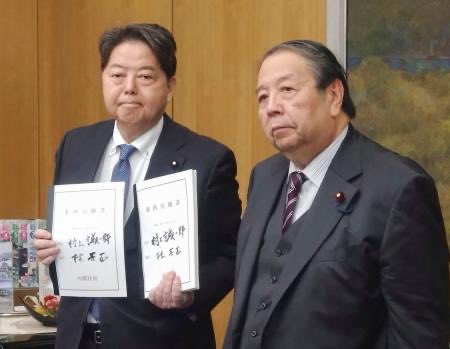 tanakaseiji15's tweet photo. 林芳正氏
「総務省には今も村上ファンが多い」

村上誠一郎氏
「次の総裁選、死に物狂いで頑張ってください」

アホだろ！
コイツら！
#自民党は国賊集団 https://t.co/4yrDamZQa3