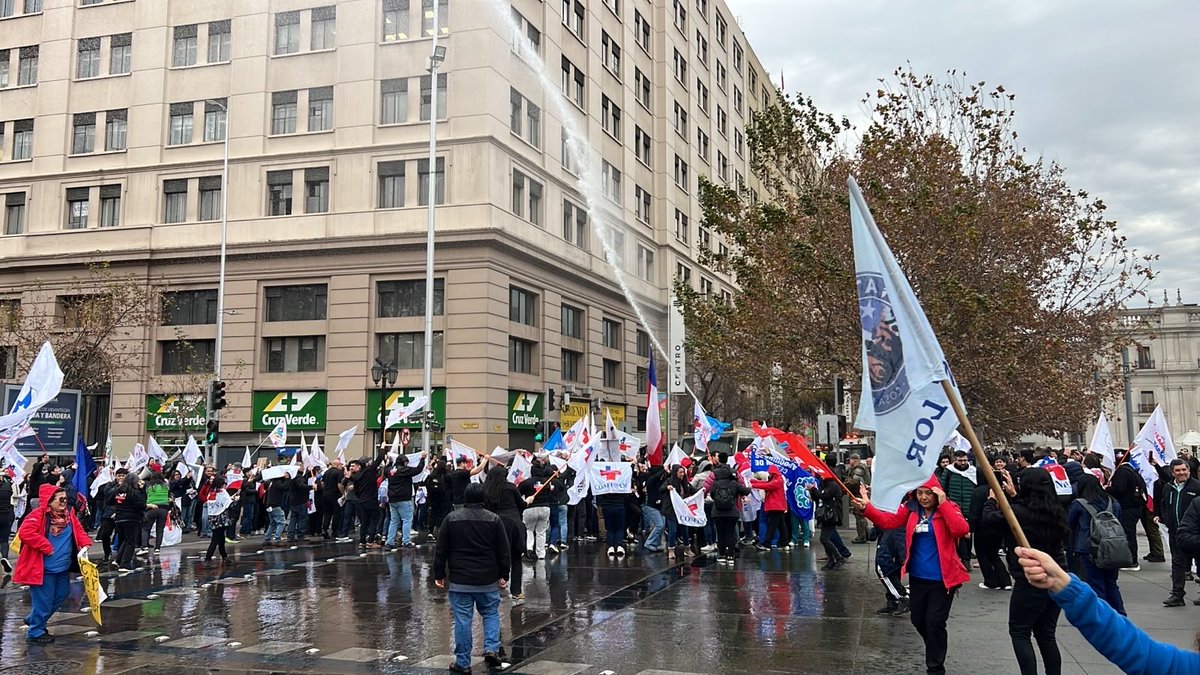 velosodiputada's tweet photo. Hoy las y los funcionarios de la salud salieron a manifestarse frente a La Moneda. Y quiero decirlo con claridad: defender su derecho a movilizarse es también defender el derecho de millones de chilenas y chilenos a una salud pública digna.

La CONFUSAM no está defendiendo privilegios. Está advirtiendo que cuando se recortan recursos, se debilita la atención primaria y se sobrecarga a los equipos de salud, quienes terminan pagando las consecuencias son las familias que dependen de un consultorio para atenderse.

Me duele que una movilización por una causa tan importante haya terminado con incidentes y personas detenidas, cuando lo que correspondía era abrir espacios de diálogo.

Mi reconocimiento a las y los funcionarios que, incluso en condiciones difíciles, siguen sosteniendo la salud pública de nuestro país. Defenderlos a ellos también es defender el derecho de cada chilena y chileno a una atención oportuna, digna y de calidad, el derecho de cada habitante de este país, a enfermarse sin que morir o vivir, dependa de cuánto dinero tiene en el bolsillo