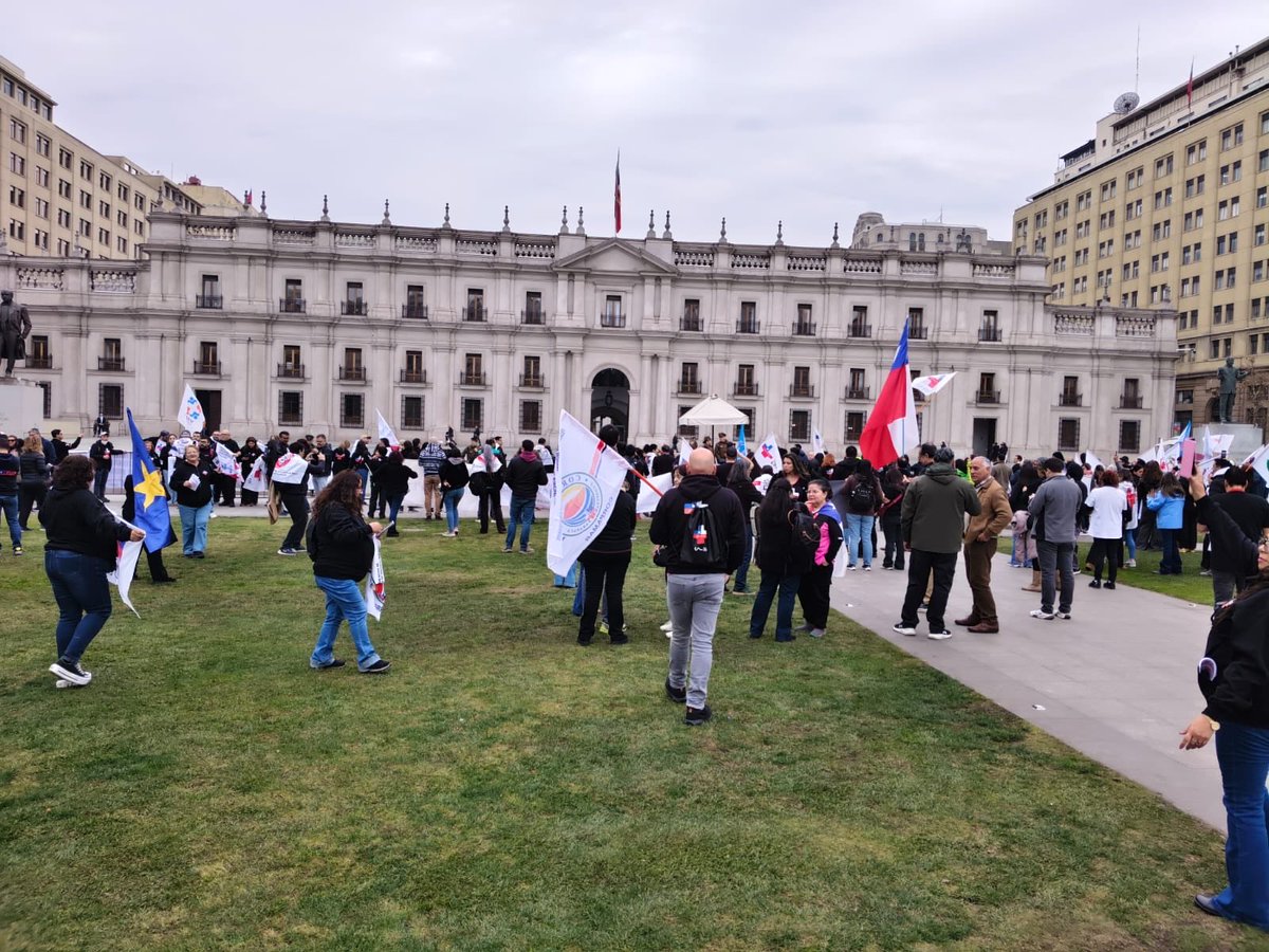 velosodiputada's tweet photo. Hoy las y los funcionarios de la salud salieron a manifestarse frente a La Moneda. Y quiero decirlo con claridad: defender su derecho a movilizarse es también defender el derecho de millones de chilenas y chilenos a una salud pública digna.

La CONFUSAM no está defendiendo privilegios. Está advirtiendo que cuando se recortan recursos, se debilita la atención primaria y se sobrecarga a los equipos de salud, quienes terminan pagando las consecuencias son las familias que dependen de un consultorio para atenderse.

Me duele que una movilización por una causa tan importante haya terminado con incidentes y personas detenidas, cuando lo que correspondía era abrir espacios de diálogo.

Mi reconocimiento a las y los funcionarios que, incluso en condiciones difíciles, siguen sosteniendo la salud pública de nuestro país. Defenderlos a ellos también es defender el derecho de cada chilena y chileno a una atención oportuna, digna y de calidad, el derecho de cada habitante de este país, a enfermarse sin que morir o vivir, dependa de cuánto dinero tiene en el bolsillo