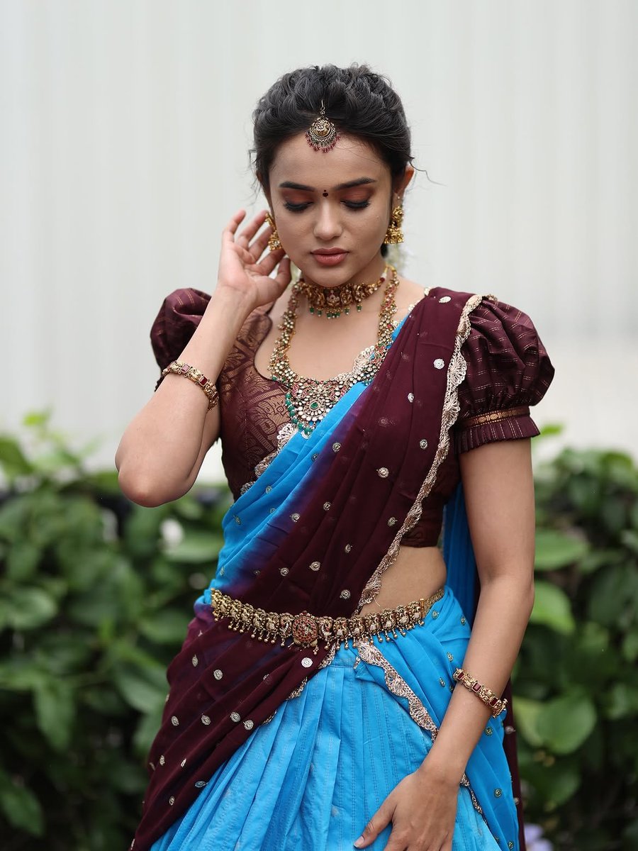 Swapnasri2706's tweet photo. nee mundu battalu lekunda vunapudu kadu ra... ila ready ayinapudu ... i feel weak... nee kasi chupulu... naa veepu guchukuntu... kanipinchakunda nadumu cover cheste...nee cheyyi doorchi nalputhunte... jari jarakunda vunna aa paita ninchi na sollu kanipistunte... idi naa weakness https://t.co/2uN9wznxOa