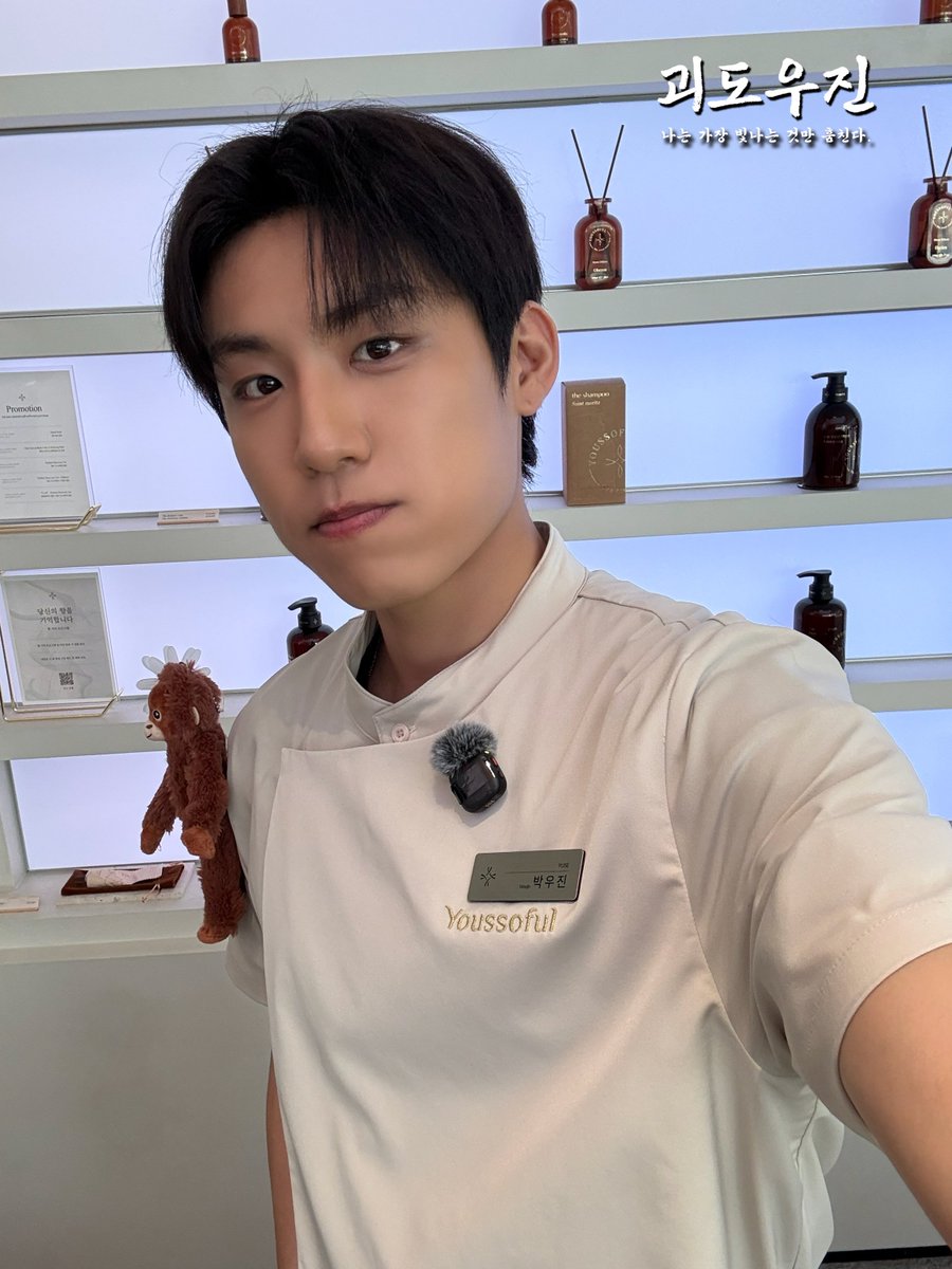 lucky_factory_s's tweet photo. 갑자기 괴도 세계에 떨어져버린 당신,
어떤 괴도 우진을 선택하시겠습니까?

1)블랙이 근본🖤 시크함이 돋보이는 힙한 블랙 우진
2)혹시 천사?🪽단정함이 돋보이는 깔끔한 화이트 우진

🥷🏼 내일 오후 7시 !! 꼭 봐줄 거지? 🐰

#박우진 #PARKWOOJIN #괴도우진 https://t.co/oHT1ZOPBm2