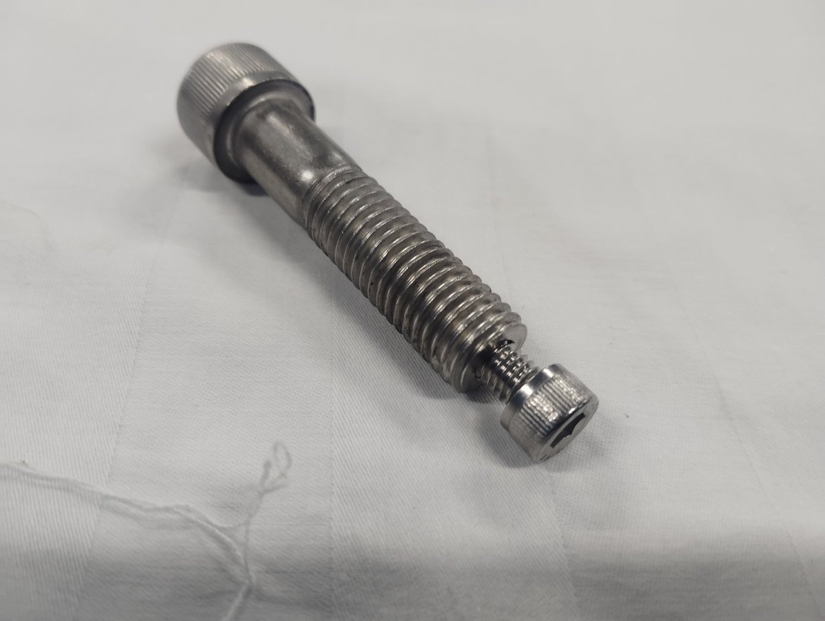 6206zzcm's tweet photo. M12のボルトの先端にM6の雌ネジ切ってくれって頼まれたから作ってみたけど何に使うんだろう？🤔 https://t.co/XktOCZXlVR
