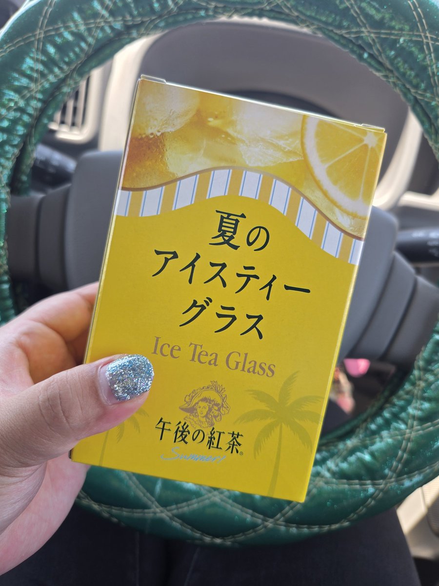 sn_________h's tweet photo. 職場でみーっけ☕✨
まだたくさんあった！
バイト終わりに午後ティー6本買いました💮 https://t.co/xHoYNRwY0V