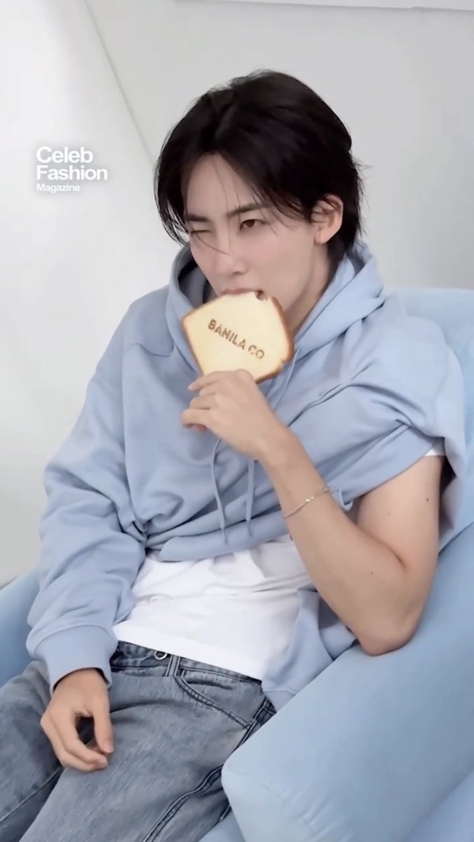 flamehanie's tweet photo. YOON JEONGHAN’S FACE 😍💯
YOON JEONGHAN’S POSE 🤩💯
YOON JEONGHAN’S ARMS 😵‍💫💯

😭💙💙💙💙💙
—— 260709 banila co behind the scenes preview #정한 #JEONGHAN #바닐라코 #BANILACO https://t.co/KSdxx5QK9d