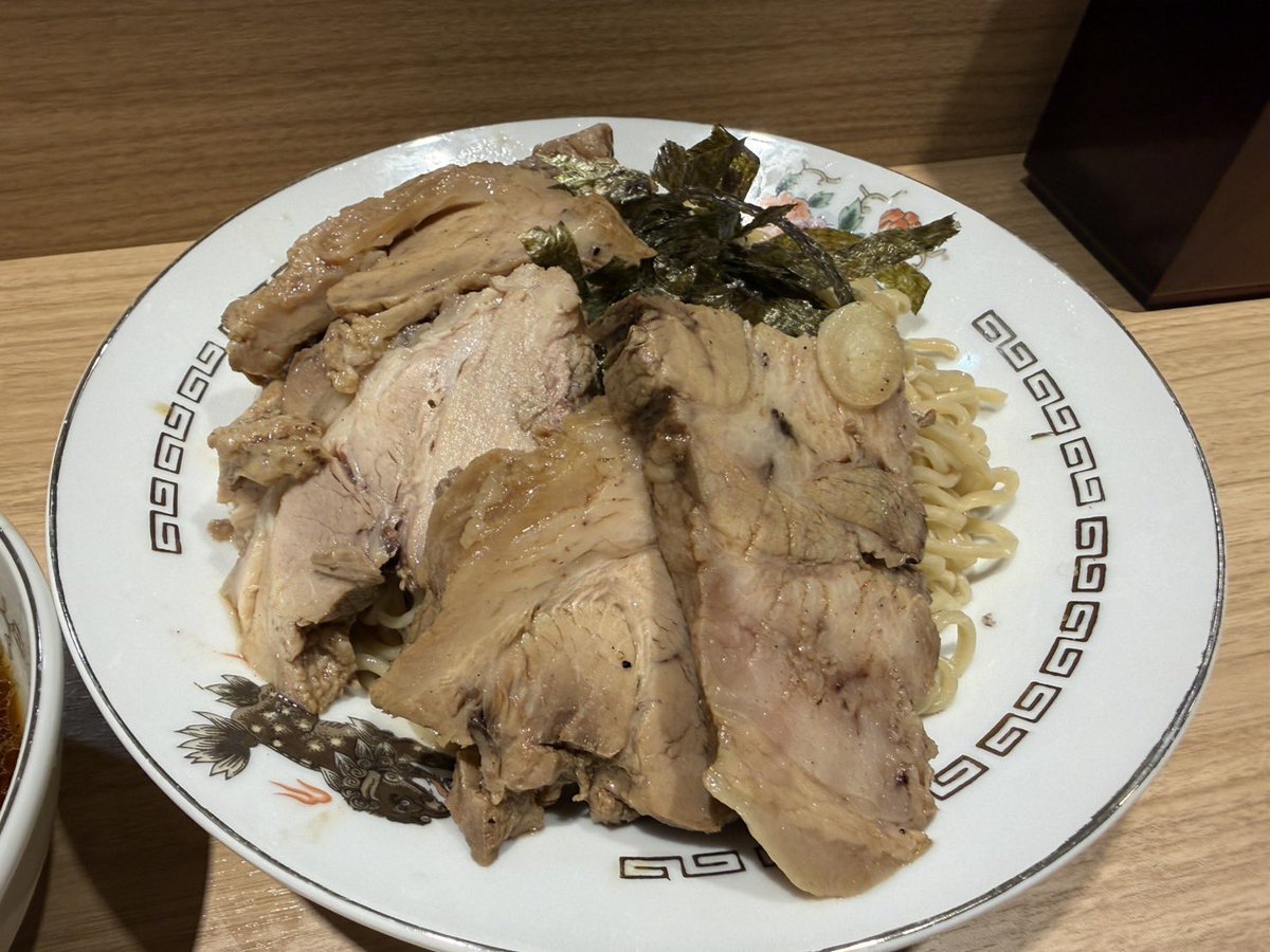 harukiya_24's tweet photo. ＼大好評✨／
八重洲店限定『チャーシュー中華ざる』
驚きの肉量をご覧ください！

麺の上にどっさりと並べると、より際立つ
圧倒的チャーシューのボリューム🍖
伝統の技で炊き上げた、ホロホロの柔らかさ。

暑い日にはこれ！
八重洲店でしか味わえない、
冷たい麺とチャーシューの贅沢な一杯をぜひ！ https://t.co/pCixqeHOPi
