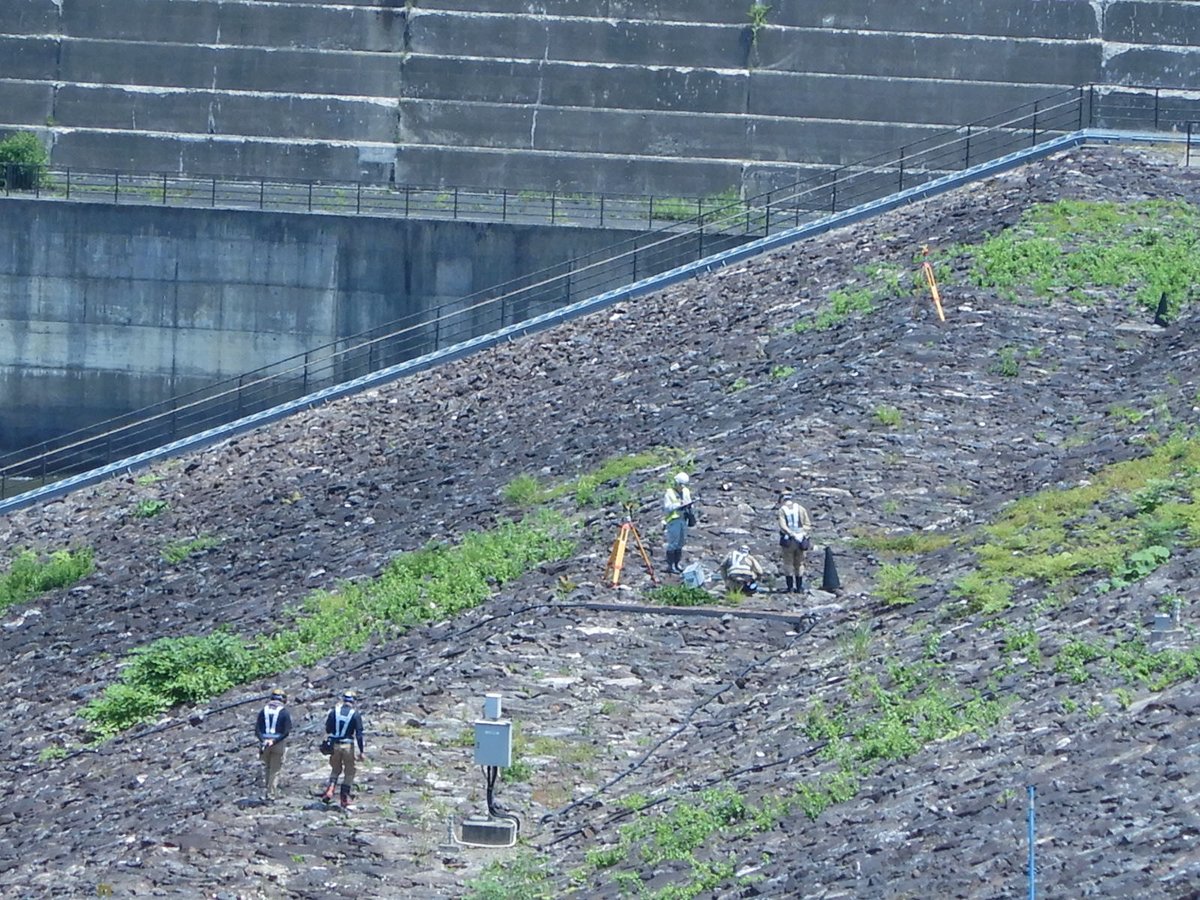 mlit_kitakato's tweet photo. #御所ダム ではダム本体の安全性を確認するため年4回、定期的に測量を行っています。
ダム両岸にある基準点（ダム本体の外側にある固定点）から、ダム本体の各所にある計測地点を測量しています。
なお、6月25日発生の地震後の計測でも大きな異常はありませんでした。
#ダム管理 https://t.co/EonnzcEmxD