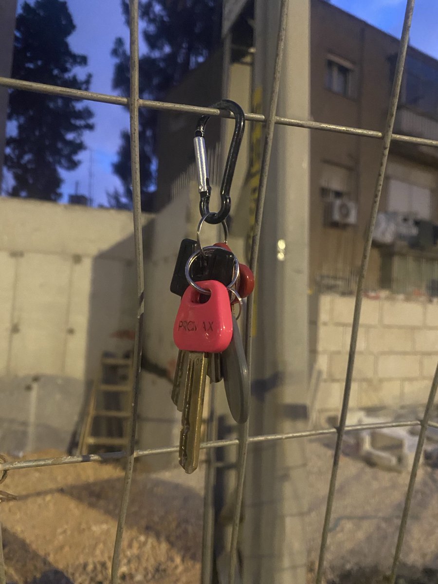 romish's tweet photo. המפתח שלך תלוי על גדר בין בן זכאי 4 ל 6 https://t.co/8bxxSpWOeE