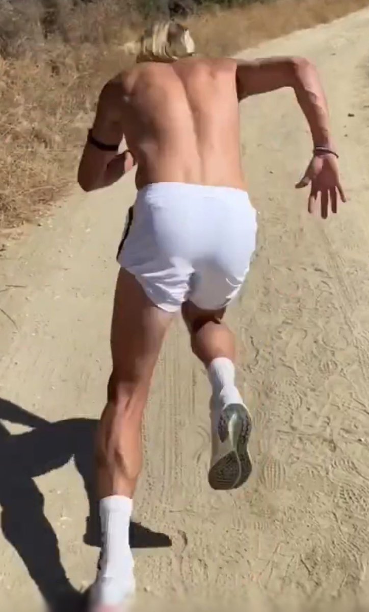thebeautifulage's tweet photo. Look at the slight bowing outward on the left leg and the cutting in of the knee on the right. That’s spiraling. That’s #GOATA https://t.co/IJRaGI4dMq