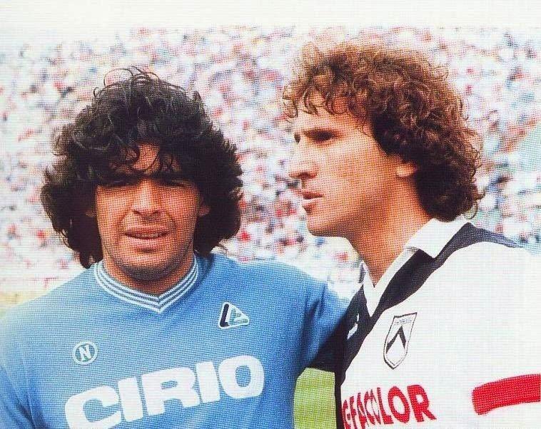MarceloDunlop's tweet photo. De um historiador diletante, caminhando perto do restaurante Guimas:

“Aí fera! Viu lá, né? O Messi realizou a façanha de que Maradona jamais foi capaz: ganhar um jogo contra o Zico. Eu sei, eu sei, era um Zico fajuto, e o árbitro ainda deu aquela molezinha.”

Teve isso! ❤️🖤 https://t.co/LXkbyNubOa