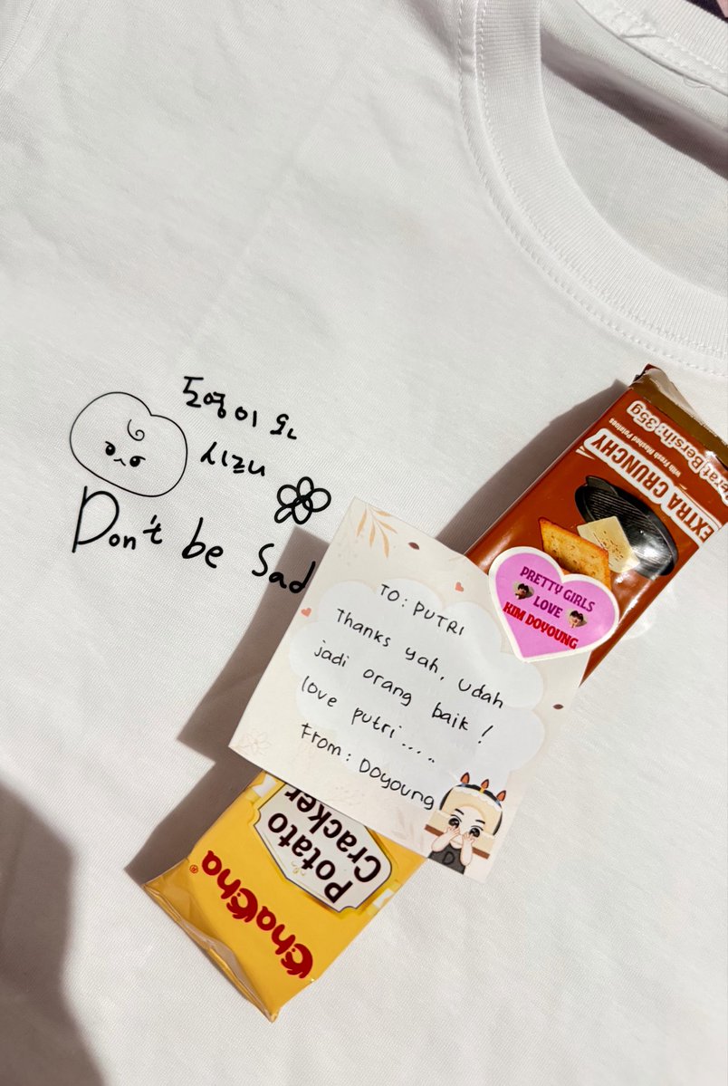 peachpinksjh's tweet photo. Pas ketemu tiba” di kasih gift, ternyata isinya tshirt ada muka si dogung 😍🥰 Makasih banyak another cewe Doyoung yg cantik dan baik hati ini awww @ccwawaa 🫶🏻🩵🥰😍 lucu banget beneran, gemeshnya aaaaa😍 Love u so muchieeeee🩵🩵🩵🩵 https://t.co/esdcVic7HN