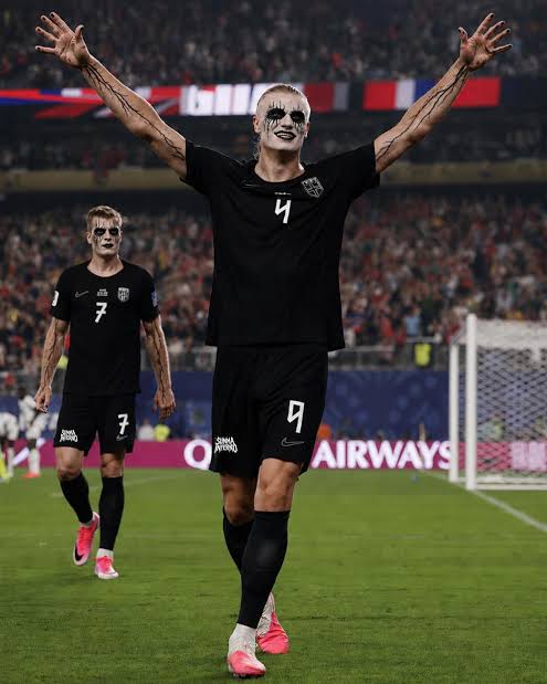 Antoniosaiyajin's tweet photo. Ay sí, todos muy fans de Haaland y Noruega 🇸🇯 pero si pones black metal noruego en la oficina todos se asustan. https://t.co/dMm03kxGU5
