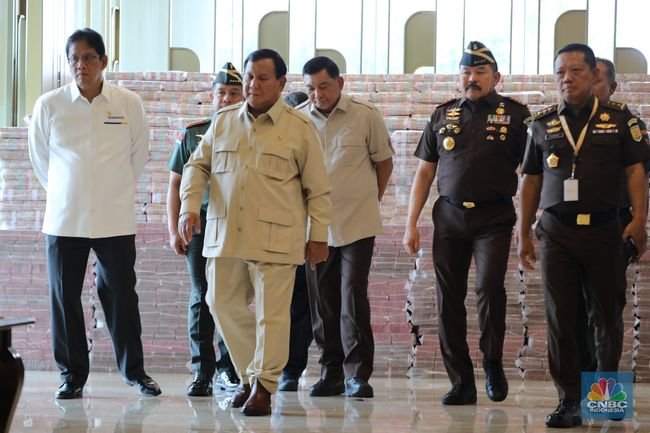 indepenSumatera's tweet photo. Awak cuma mau bilang satu hal, dalam kasus POLRI VS KEJAGUNG

Ketika dua institusi penegak hukum saling membuka kartu dan saling telanjangi di depan publik wak, itu justru baik buat Republik ini lho wak. Lebih baik daripada mereka saling melindungi, saling tutup-tutupan, lalu yang jadi korban cuma rakyat seperti biasa seperti kita ini wak. 

Jadi untuk BIG MATCH kali ini, saran awak kita sebagai rakyat cuma penonton aja wak. Duduk santai, makan popcorn, sambil kompor komporin supaya saling buka kartu dan saksikan sampai ke mana cerita ini akan dibawa wak. Karena ini bukan lagi sekadar kasus biasa. Ini sudah jadi pertarungan terbuka antar kekuasaan 

Ada tiga kemungkinan yang paling realistis. Jika awak salah mohon dikoreksi atau ada yang mau ditambahkan silahkan 

1. Kasus ini benar-benar sampai ke akar-akarnya. Salah satu institusi akan ditelanjang bulatkam dan dipermalukan secara sistematis bahkan tidak menutup kemungkinan orang no 1 di institusi tersebut akan digelandang juga jika ada kaitannya.

2. Kasus ini jadi ANYEP begitu saja wak. Mungkin Ada deal di belakang layar yang sudah disepakati, lalu semuanya kembali tenang seperti tidak pernah terjadi apa-apa dan lanjut korupsi lagi.

3. Jika tidak ada deal. Maka dalam waktu dekat institusi yang selama ini memakai muka bersih dan gagah akan balik menyerang wak. Bisa jadi dengan menangkap orang-orang dekat institusi lawan. Ini bagus kali jika terjadi wak.

Dan yang paling menarik dari kasus ini wak, ada yang sedang di permalukan dua muka sekaligus. Muka pertama adalah muka Kejagung. Muka kedua adalah muka Prabowo. Karena selama ini Kejagung adalah lembaga andalan Prabowo dalam narasi penegakan hukum. Bahkan febrie ardiansyah ditunjuk jadi ketua satgas penanganan kawasan hutan atau PKH yang  kasus-kasus besar ditangani di sana, dan citra hukum tegas dibangun dari sana.

Sekarang muka itu mulai retak jendral.

Pertanyaan paling penting yang belum terjawab sampai kini.

Apakah penggeledahan rumah Jampidsus sudah diberitahukan kepada Presiden sebelum dilakukan?  

Menurut dugaan awak , kemungkinan besar tidak. Kalau benar tidak diberitahu, maka ini bukan lagi sekadar kasus hukum. Ini sudah jadi sinyal bahwa ada kekuatan di dalam sistem yang berani bergerak tanpa koordinasi dengan Presiden. Itu berbahaya. Atau justru sangat menarik, tergantung dari sisi mana kita melihatnya wak.

Jadi ya, kita sebagai rakyat memang harus senang wak.Karena untuk mendapatkan sesuatu yang lebih bersih, kadang memang harus melewati fase destruction is also creation

Biarkan mereka saling menggigit. Biarkan rahasia-rahasia keluar. Biarkan muka-muka yang selama ini mulus mulai pecah-pecah.

Ini bukan saatnya awak ikut-ikutan marah atau membela siapa-siapa wak. Ini saatnya menonton dengan mata terbuka sambil meng-kompori tipis tipis kejagung supaya berani lawan balik🤭🤣

Yuk, pantengin terus laga BIG MATCH ini wak. Akan ada plot twits diakhir sepertinya.

Karena semakin sengit, semakin banyak yang terbongkar. Dan semakin banyak yang terbongkar, semakin sedikit ruang bagi mereka untuk bermain sandiwara di depan kita wak.

Cemana menurut kalian wak, coba berikan POV dari pemikiran kalian wak.