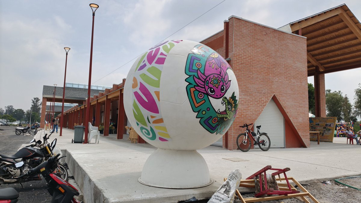 jcgarzep's tweet photo. Que bien quedó el paradero de Cuemanco, pero como siempre al último , teniendo 8 años para haberla rehabilitado, para el mundial, aún le falta, lo que si deberían mejorar es el manejo de basura en el lugar y en los canales. https://t.co/LoeaaBLKTJ