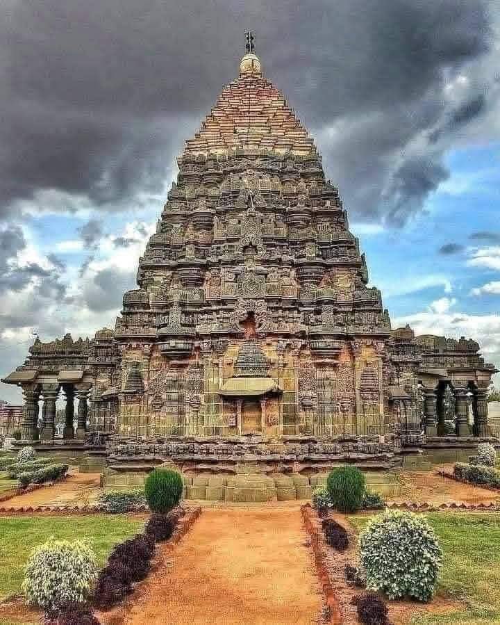 VishenMeeta's tweet photo. #श्रीमल्लिकार्जुन शिवक्षेत्र,असाधारण मल्लिकार्जुन मंदिर, बसरालु, #आंध्रप्रदेश राज्य, भारत।  मंदिर भगवान शिव को समर्पित है और हरिहर धननायक द्वारा 1234 ईस्वी के आसपास होयसल साम्राज्य के राजा वीर नरसिम्हा द्वितीय के शासन के दौरान बनाया गया था।
#GodMorning‌Thursday https://t.co/84JtYxkPz1