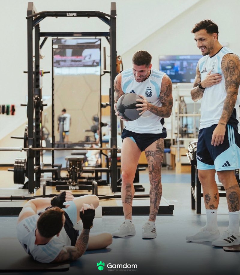 AlbicelesteTalk's tweet photo. Messi, De Paul and Paredes 📸🇦🇷 https://t.co/4nANGmrld5