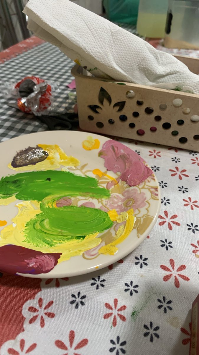 DudaTamborim's tweet photo. Quando você fez algo super belo e artístico para dar de presente pra sua irmã porém n pode mostrar até o dia do aniversário dela 😩😩😩 https://t.co/PLAblt0MDV