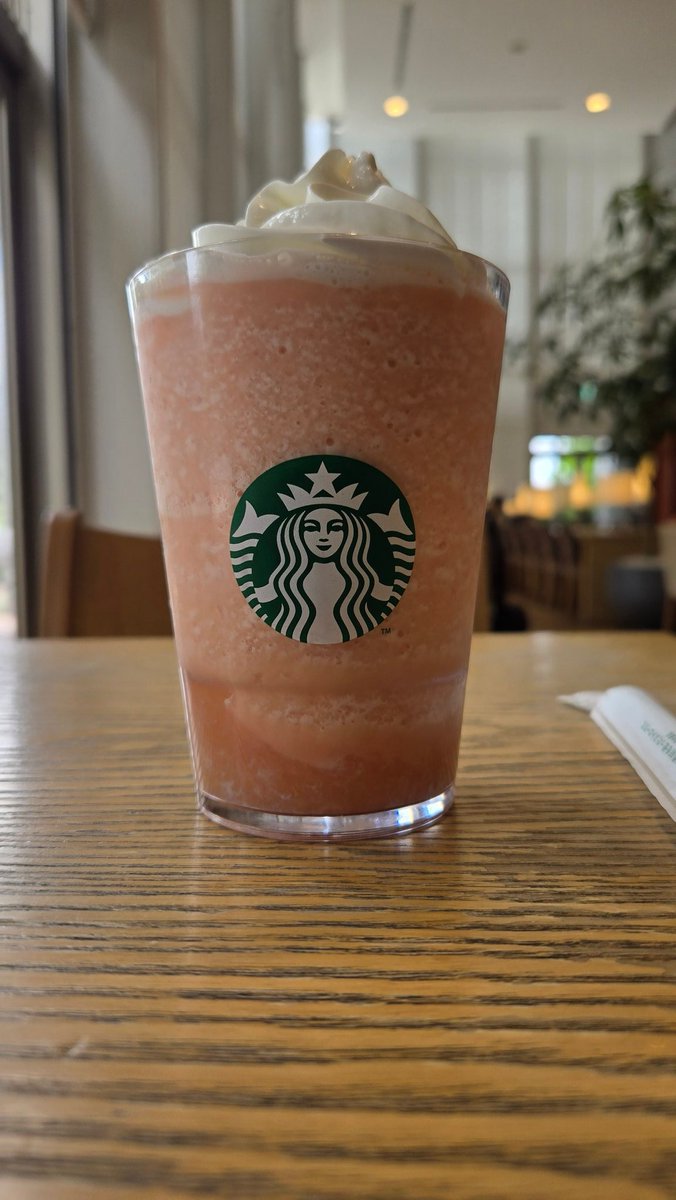 Chihichhimaru's tweet photo. スタバの桃シリーズいただきましたよッ！桃の果肉がすごい！ピーチの味全開でした！結構甘めなのでデザートと一緒に飲むとより楽しめそうです🍑白桃のアールグレイタルトは茶葉のよい香りとタルト、桃がすんごくマッチしてました。 https://t.co/ovkWX7sqpP