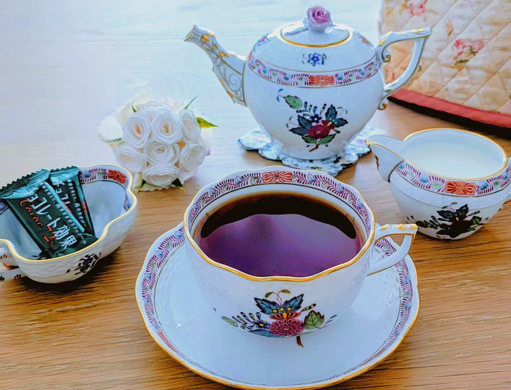 2004Chiy's tweet photo. お10時☕✨️
ロンドンティールーム
After Dinner Tea♪

次男の諸々で
もう力尽きたからお茶に☕

いいお天気
なぎさ橋珈琲に行きたいなあ🏖️

セカンドハウスの話はどうなったのかな…

#お家茶会 #茶好連 #teatime
#おうちカフェ #ヘレンド https://t.co/W3t4U1uKbX