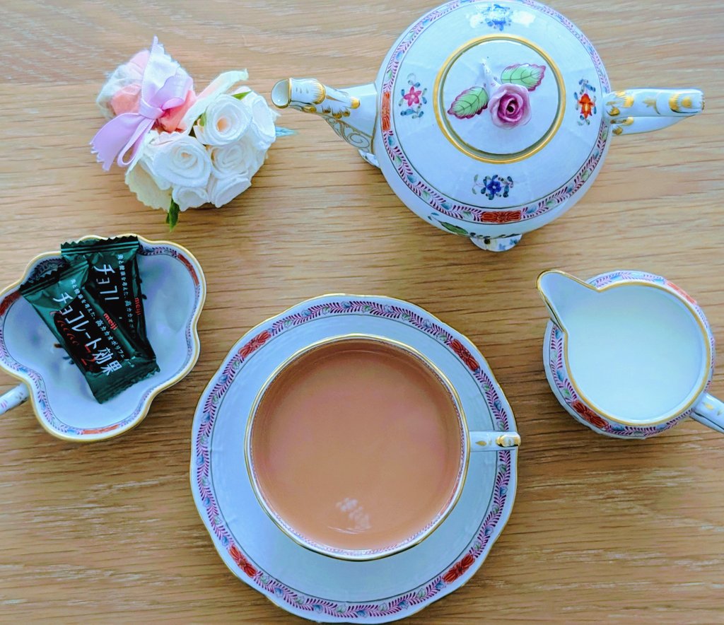 2004Chiy's tweet photo. お10時☕✨️
ロンドンティールーム
After Dinner Tea♪

次男の諸々で
もう力尽きたからお茶に☕

いいお天気
なぎさ橋珈琲に行きたいなあ🏖️

セカンドハウスの話はどうなったのかな…

#お家茶会 #茶好連 #teatime
#おうちカフェ #ヘレンド https://t.co/W3t4U1uKbX