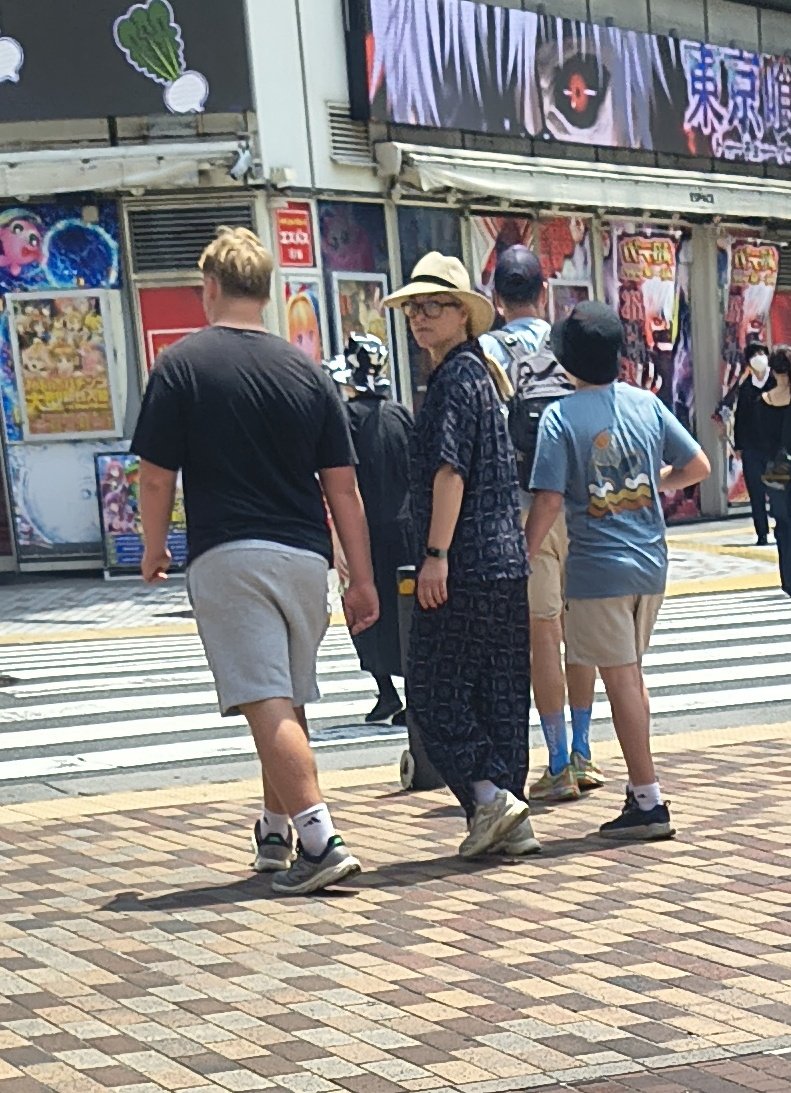 JapaneseCr53923's tweet photo. 日本人の皆さん🇯🇵
これが外国人の正体です。
優しく道案内なんかもうしてはいけません!!
新宿で立ち止まり外国人家族を注意したら父親が🖕してきた。
だから追いかけて猛反撃！
すると父親が家族居るのに大声で怒鳴り散らしてあっち行けと言ってきたけど、お前が国帰れよ👊
俺は日本人で日本に住んでるのよ😤

ここは日本🇯🇵
日本に来て日本人を侮辱する意味は？
日本に来て日本人を差別する意味は？

外国人の多くはどこに居ても自分の感情欲求を我慢できません。
だから優しくなんてしなくていいんです。
これが観光に来ても私達日本人に対する本性なんですから😮‍💨

#迷惑外国人  #オーバーツーリズム  #外国人トラブル