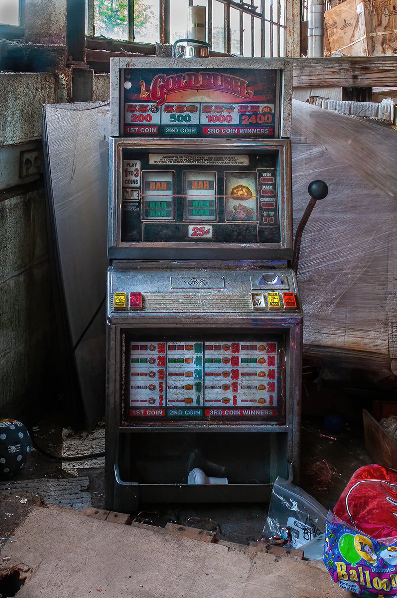 ExploresMr's tweet photo. An old and forgotten storage warehouse somewhere in a rural town in Wisconsin, full of old and abandoned arcade and entertainment based games. https://t.co/TXimCtxEpo