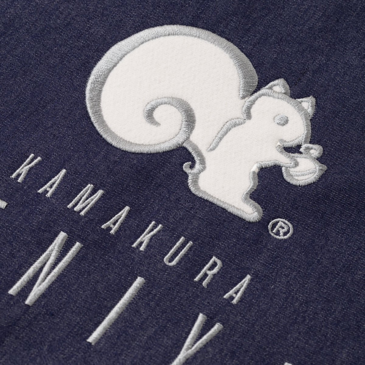 Kamakura_Beniya's tweet photo. 明日7/10発売📣
リスくんトートバッグ（2026限定）🐿

扱いやすいポリエステルのデニム風生地、A4もすっぽり入るサイズで、お出かけにお仕事に…シーンを問わずお使いいただけます🙆‍♂️

ロゴには刺繍を、リスくん部分にはふんわりとしたアップリケ加工を施しました🧵

詳細は↓
https://t.co/y24mLgciyv https://t.co/OFnOYmkedo