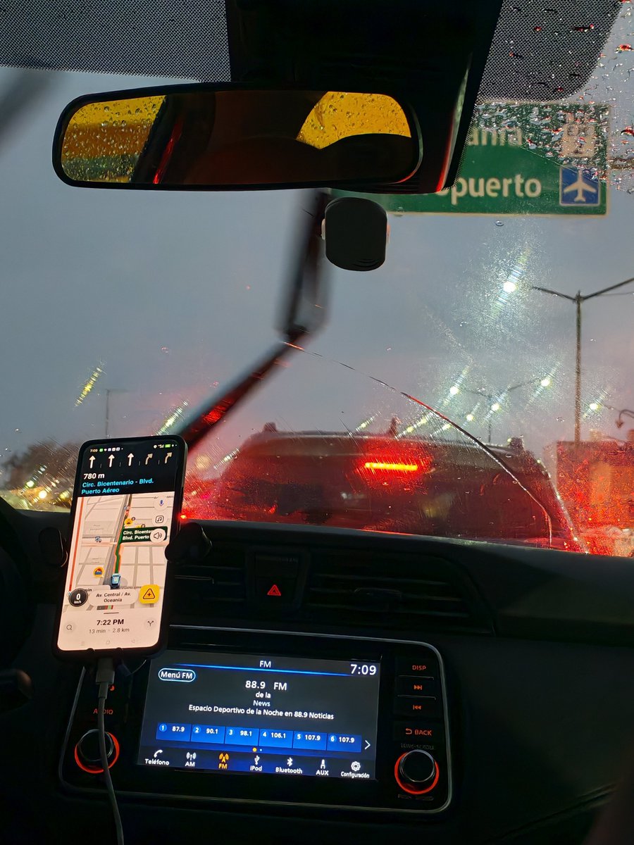 lucyagr's tweet photo. Mi vuelo era a las 7, pero gracias a las lluvias intensas de CDMX y al ligero tráfico que esto ocasiona, lo perdí 😢 pero pregúnteme sobre cómo conoció a su esposa el señor del Uber.. https://t.co/GkCxnmpIXC