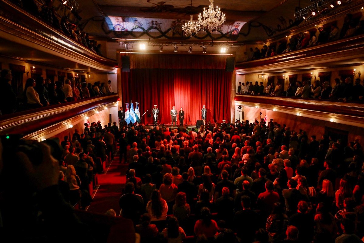 MartinLlaryora's tweet photo. LA PATRIA NOS UNE 🇦🇷

En #Córdoba dimos inicio a los actos oficiales por el 210° aniversario de la Declaración de la Independencia Argentina. 

Desde el Teatro Cervantes de la ciudad de #HuincaRenancó, en el sur provincial, compartimos la tradicional Velada Patria en homenaje a una fecha que marcó para siempre el destino de nuestra Nación.

Fue una noche cultural y de encuentro junto a vecinos e instituciones de la región, para celebrar en vísperas del #9DeJulio los valores que nos identifican como argentinos y renovar el compromiso con una Patria más libre, unida y profundamente federal.

¡Los cordobeses honramos con fervor y orgullo nuestra Patria!

#HacerParaCrecer #VivaLaPatria 🇦🇷