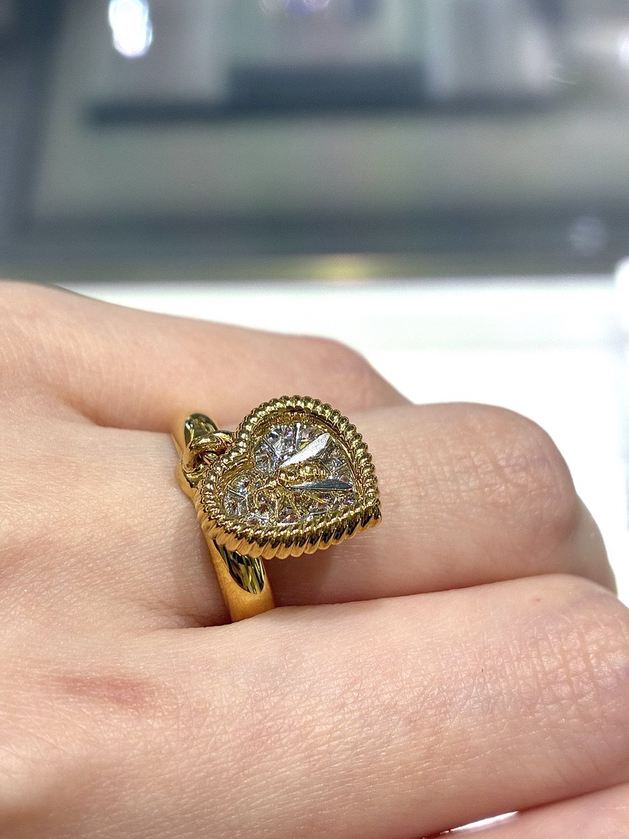 mizukei_jewelry's tweet photo. Gimelの象徴的な「ミツバチハート」リング。愛らしいハートの中には、幸運を運ぶミツバチが繊細に描かれています。ダイヤモンドのきらめきと職人技が息づく、ギメルらしい遊び心に溢れた名作です。🐝✨
#Gimel #ギメル #ミツバチハート #ダイヤモンド #リング #ジュエリー #ハイジュエリー #名古屋 #松坂屋名古屋店 #ミズケイ