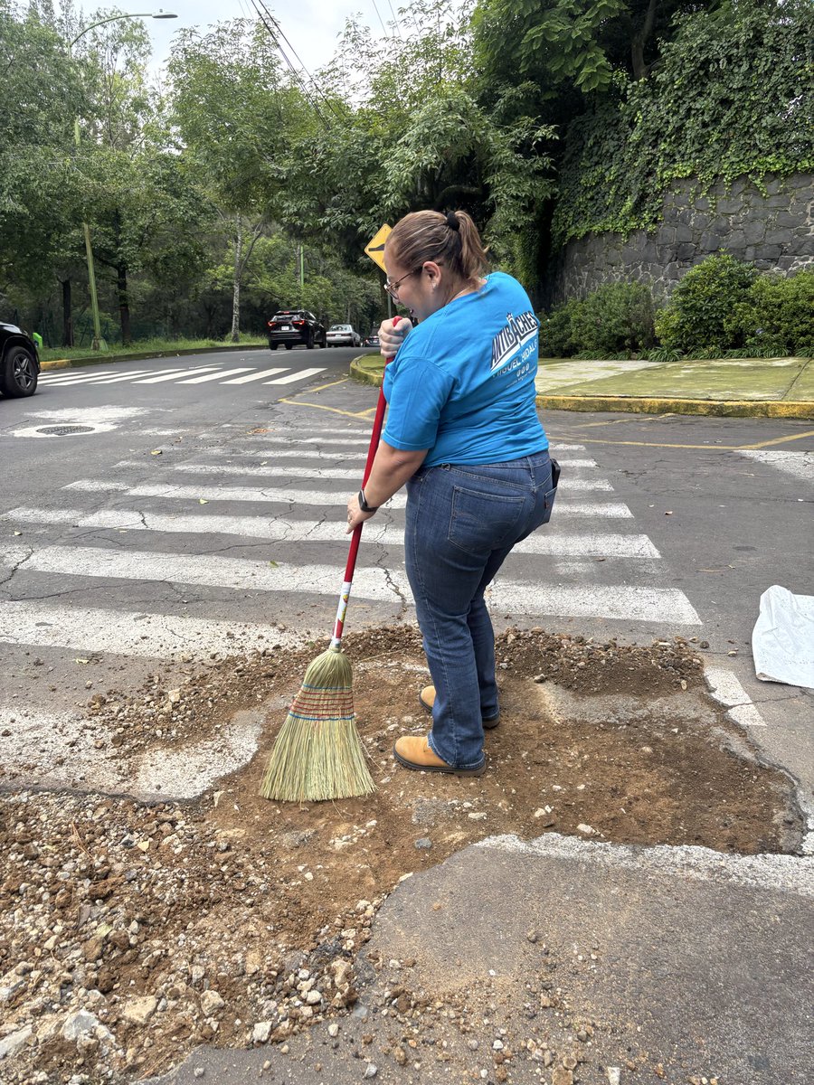 MagNavasMH's tweet photo. No solo somos funcionarios de escritorio; también salimos a las calles a trabajar y a bachear. Encabezados por @mauriciotabe , demostramos que nada nos detiene cuando se trata de servir a nuestra comunidad.

¡Somos los Antibaches! ¡Pipipipiiii! 💪🛣️
#Antibaches
#AntibachesMH2026 https://t.co/CNz5oaKkqy