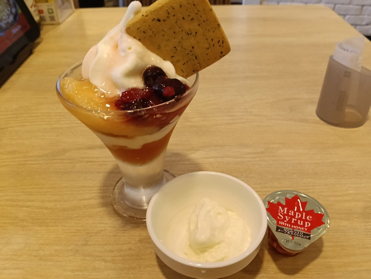 Itine0408's tweet photo. ガストの白桃デザートいただきます🍑マスカルポーネとメープルトッピングしたよん(*´﹃｀*) https://t.co/oE8oVRaXOz