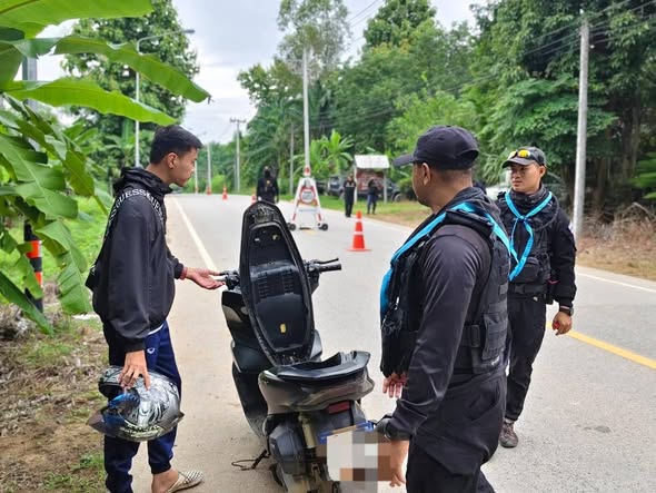 armypr_news's tweet photo. ทหารพราน 2110 ตั้งจุดตรวจ/จุดสกัด ป้องกันและสกัดกั้นการกระทำผิดกฎหมายตาม
ร้อย.ฉก.ทพ.2110 ฉก.ทพ 21 จัดกำลังพล ร่วมกับ ผู้นำชุมชน, ชุดรักษาความปลอดภัยหมู่บ้านและ ฝ่ายปกครอง อ.สังคม ทำการตั้งจุดตรวจ/จุดสกัดบนทางชนบท 3026 บ.เทพประทับ ม.9 ต.นางิ้ว อ.สังคม จ.หนองคาย  โดยมีการตรวจสอบยานพาหนะ บุคคล และสิ่งของต้องสงสัยอย่างเข้มงวด ตามมาตรการรักษาความปลอดภัยและการบังคับใช้กฎหมาย เพื่อสกัดกั้นการแพร่ระบาดของยาเสพติด สร้างความปลอดภัยให้กับประชาชน และลดการกระทำผิดกฎหมายในพื้นที่
#ศูนย์ประชาสัมพันธ์กองทัพบก