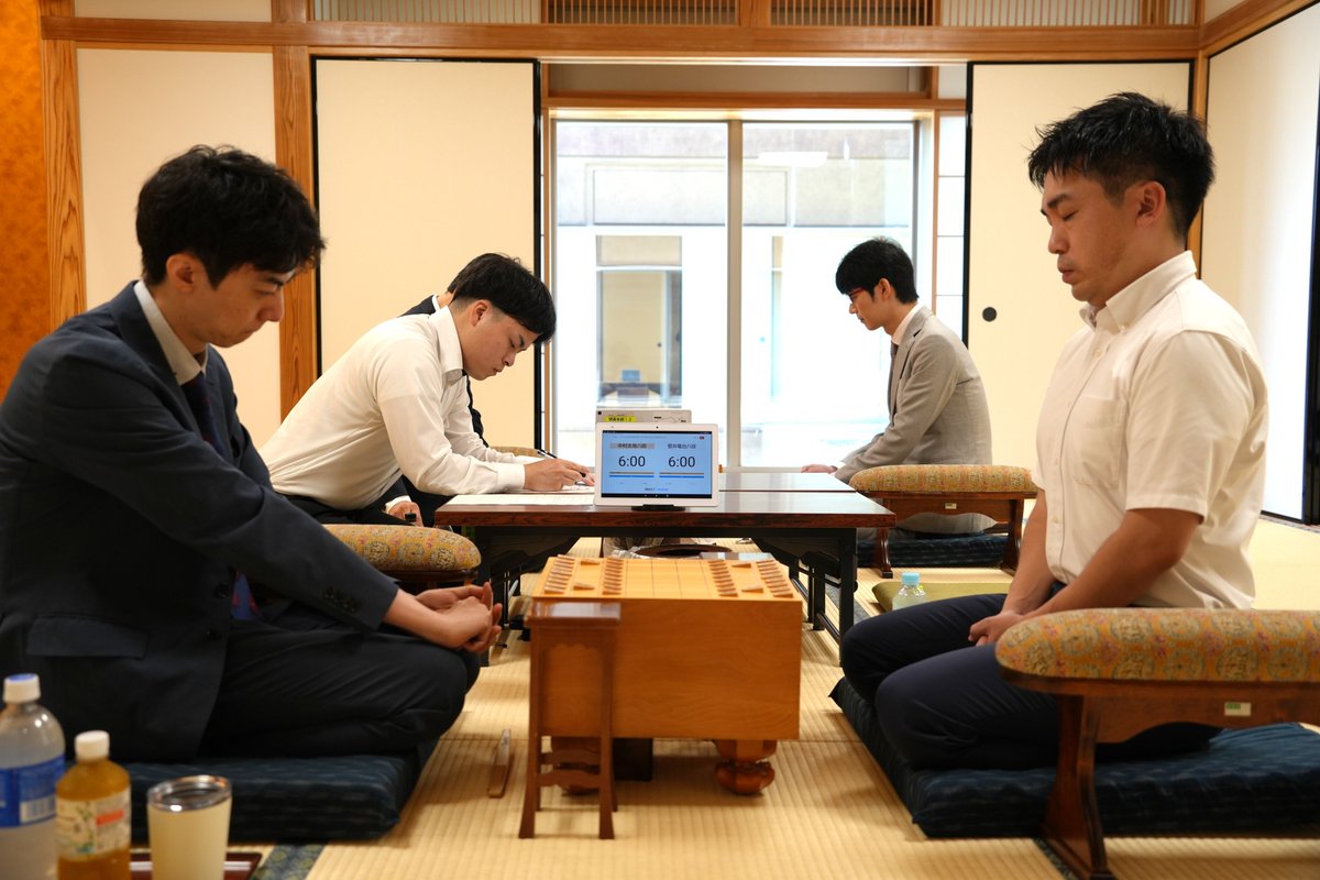 asahi_shogi's tweet photo. 佐〉７月９日（木曜）、大阪府高槻市の関西将棋会館ではＢ級１組順位戦２回戦の対局が３局。▲中村太地八段（０勝１敗）－△菅井竜也八段（１勝０敗）戦は、菅井八段が９筋の位を取って、１０手目△３二飛～１６手目△４二飛。指し手から元気いっぱいな印象を受けました。中村八段は居飛車です。 https://t.co/lkgcmYSz08