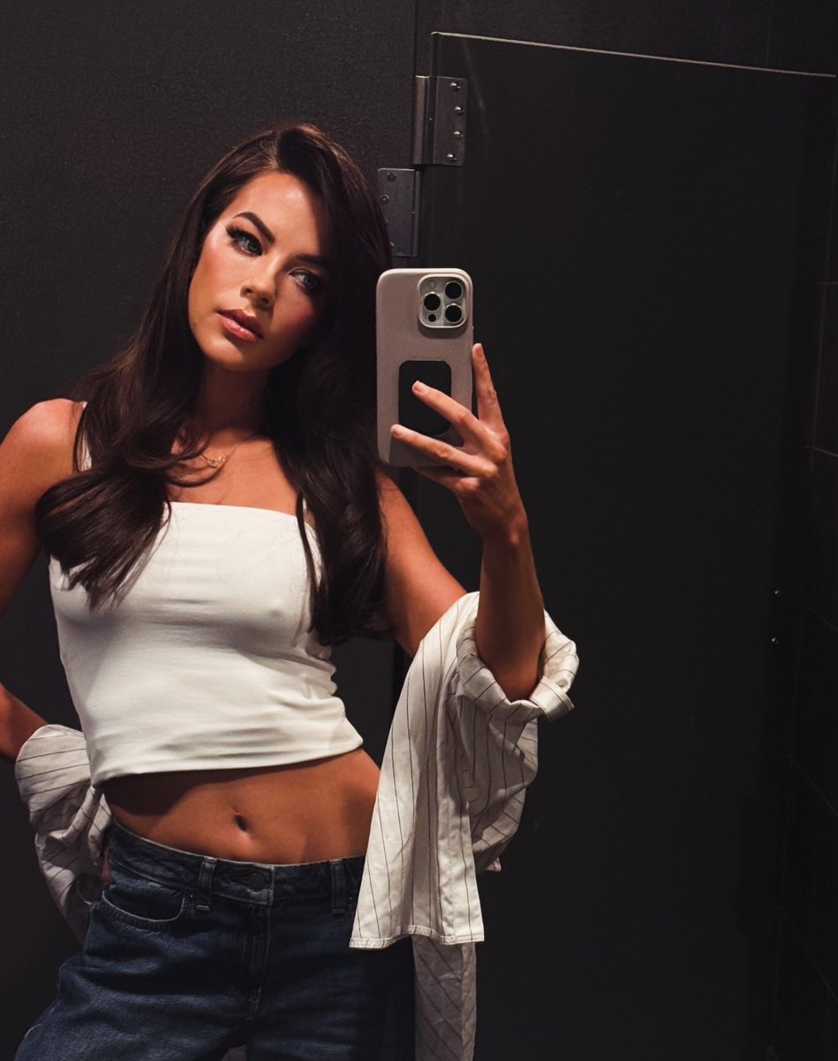 BabesnWrasslin's tweet photo. WWE Backstage Interviewer Jackie Redmond https://t.co/TRT7KHWGi4