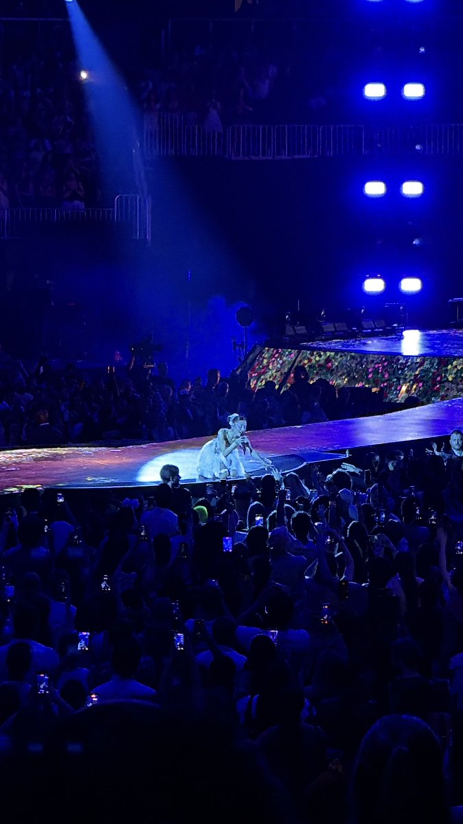 kidkrow35's tweet photo. genuinely the best night of my entire life. i have no words, ariana means so much to me. this show was so beautiful 🥹 https://t.co/002RFeBnIN
