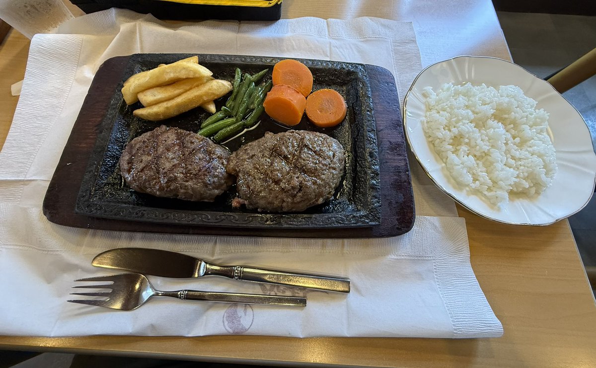 09RJNH27's tweet photo. 久しぶりのパピオットで兄弟仲良くランチなう！ https://t.co/8XhIAhueq4