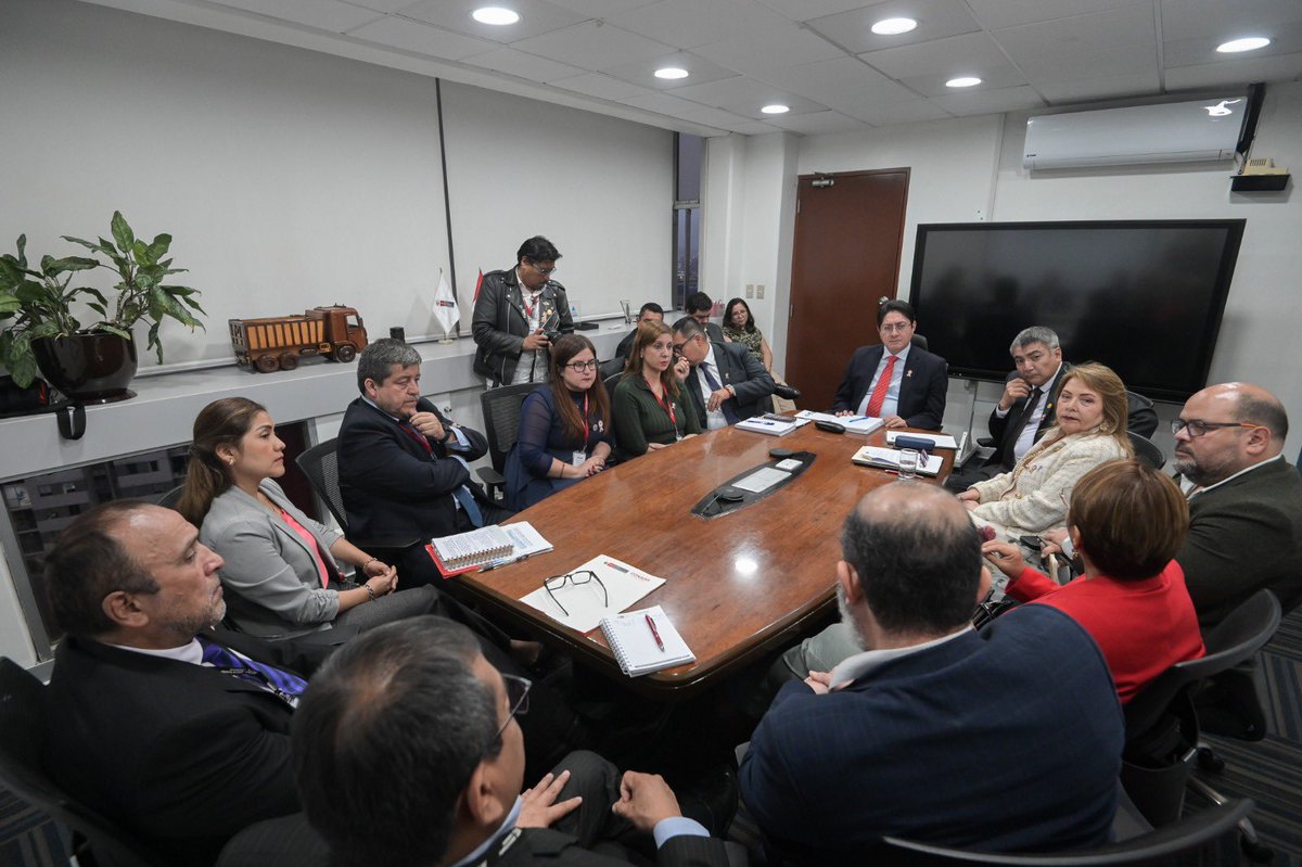 MTC_GobPeru's tweet photo. 🤝 El #MTC continúa impulsando un transporte más inclusivo y accesible. El viceministro de Transportes, Juan del Carmen Haro Muñoz, sostuvo una reunión de trabajo con el viceministro de Poblaciones Vulnerables del @MimpPeru, Félix Villegas Reaño; la presidenta del @MimpConadis, Olga Villalobos Manrique; y representantes de la @ATU_GobPeru, la Dirección General de Autorizaciones en Transportes y la Dirección General de Políticas y Regulación en Transporte Multimodal para evaluar propuestas orientadas a fortalecer los beneficios para las personas con discapacidad. Entre ellas, destacan la modificación del Reglamento Nacional de Vehículos, mecanismos de colaboración con las empresas de transporte terrestre interprovincial y medidas para brindar mayores facilidades de acceso al transporte aéreo.
📋 Durante el encuentro, también se presentaron iniciativas como la promoción de tarifas preferenciales y el fortalecimiento de la accesibilidad en las comunicaciones mediante el uso de la lengua de señas. El sector reafirmó su compromiso de evaluar estas propuestas y continuar articulando acciones para promover un transporte con igualdad de oportunidades. ♿