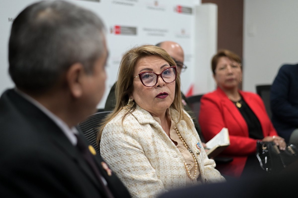 MTC_GobPeru's tweet photo. 🤝 El #MTC continúa impulsando un transporte más inclusivo y accesible. El viceministro de Transportes, Juan del Carmen Haro Muñoz, sostuvo una reunión de trabajo con el viceministro de Poblaciones Vulnerables del @MimpPeru, Félix Villegas Reaño; la presidenta del @MimpConadis, Olga Villalobos Manrique; y representantes de la @ATU_GobPeru, la Dirección General de Autorizaciones en Transportes y la Dirección General de Políticas y Regulación en Transporte Multimodal para evaluar propuestas orientadas a fortalecer los beneficios para las personas con discapacidad. Entre ellas, destacan la modificación del Reglamento Nacional de Vehículos, mecanismos de colaboración con las empresas de transporte terrestre interprovincial y medidas para brindar mayores facilidades de acceso al transporte aéreo.
📋 Durante el encuentro, también se presentaron iniciativas como la promoción de tarifas preferenciales y el fortalecimiento de la accesibilidad en las comunicaciones mediante el uso de la lengua de señas. El sector reafirmó su compromiso de evaluar estas propuestas y continuar articulando acciones para promover un transporte con igualdad de oportunidades. ♿