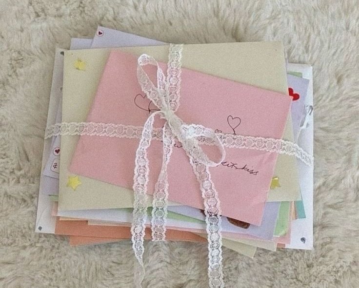 AlejaReads's tweet photo. If you write me a letter, I will keep it forever. I reread them all the time. It's genuinely the best gift ever 💗.>>> https://t.co/GMBHDgUVQe